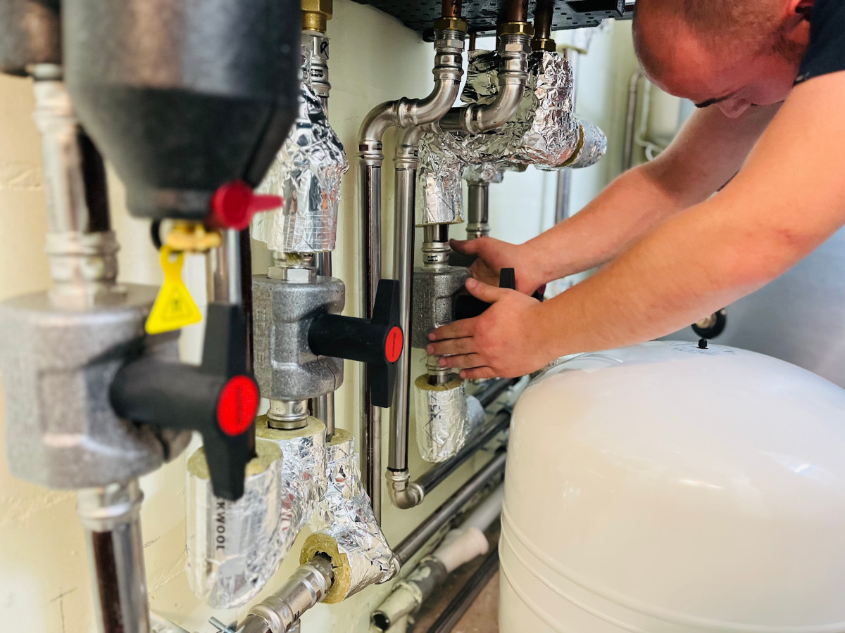 Rohrdämmung für Wasserleitungen bei Wärmepumpeninstallation