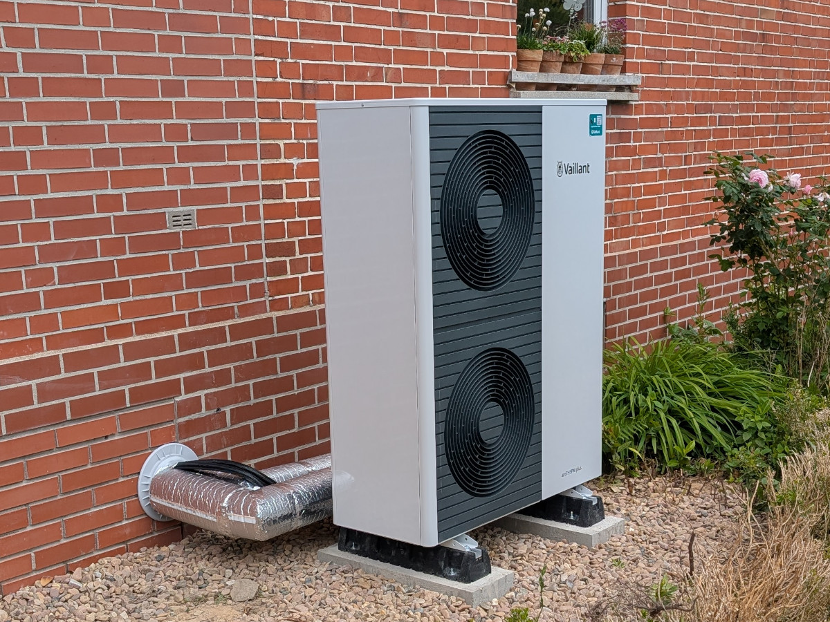 Vaillant AroTherm Außeneinheit vor Gebäude