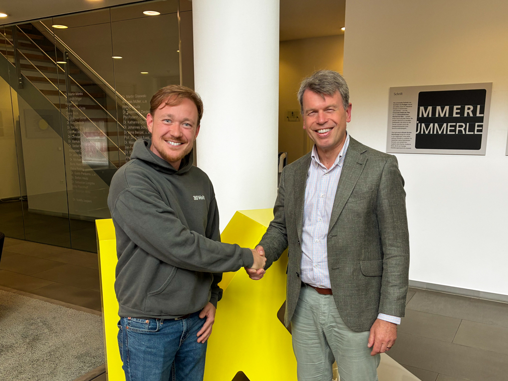 Kyrill Nussbaum (l.), Geschäftsführer von 360Volt, und Caspar Baumgart, kaufmännischer Vorstand der WEMAG, besiegeln die neue strategische Partnerschaft. Foto: WEMAG/Baumgart